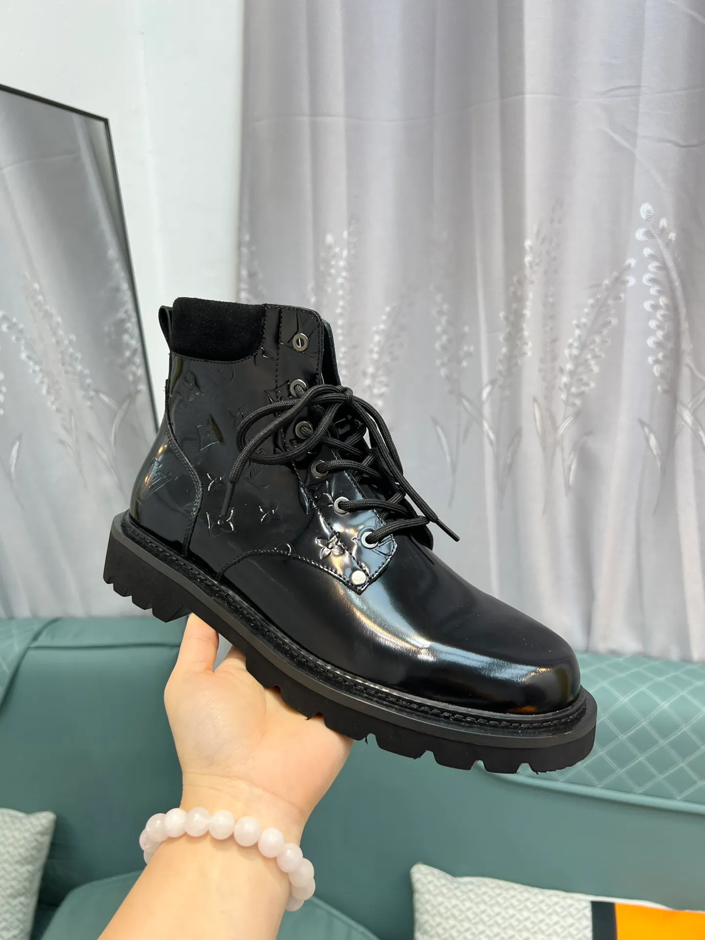 Men's shoes 💰900 L Home - the latest LV men's business casual boots, luxury and nobility are a must, all made of imported original first-layer cowhide, just to create a more comfortable wearing experience, ➕top imported water-dyed full cow lining, original high wear-resistant outsole! 👏👏 Size: Male 39-44; (38 45 46 customized)